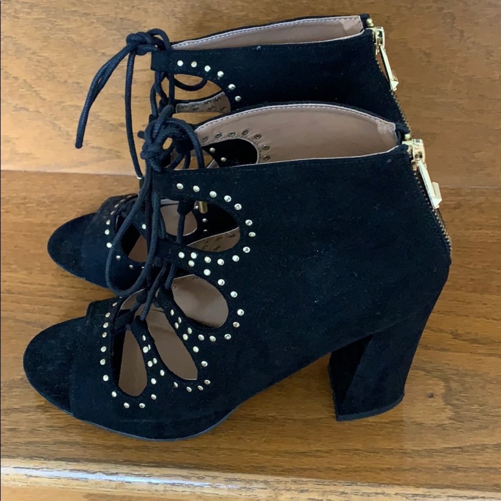 Black & Gold Sandal Size 7.5. Brand: Report.